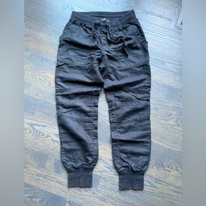 Aritzia TNA black joggers, xs